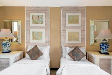 Отель The Kanjeng Suites Petitenget