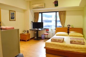 Holo Hostel