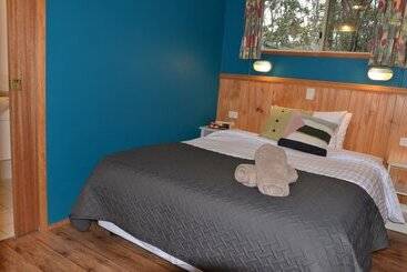 Отель Jervis Bay Cabins & Hidden Creek Campsite