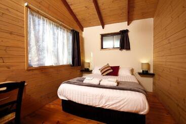 Отель Lakes And Craters Holiday Park