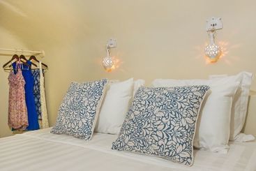 Luna Santorini Suites