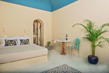 Luna Santorini Suites