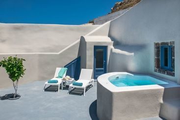 Luna Santorini Suites