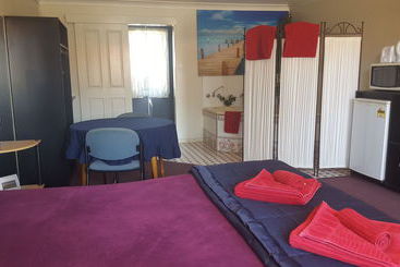 مُتل Bronco Motor Inn