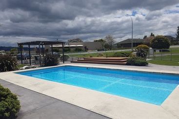 300 Lake Terrace