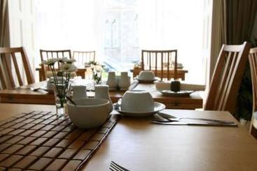 تختخواب و صبحانه Glencree House