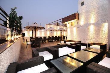 هتل ZO Rooms Iconic Panchkula Sector 11