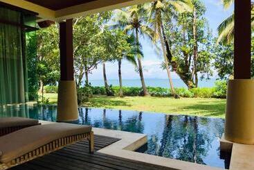ツーリストアパートメント Amatapura Beachfront Villa 10 , Sha Certified