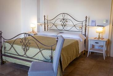 Bed and Breakfast Villa Giardino Delle Zie  Possibilità Di Servizio Mezza Pensione Cena Al Tavolo Colazione Vicino Osp