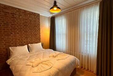 Hotel Lovely History