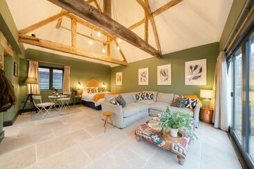 Spinney   A Unique Open Plan Barn, With Private Garden