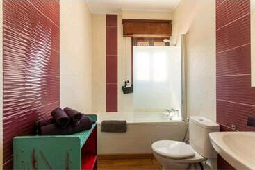 تختخواب و صبحانه Cmlove Purple Room
