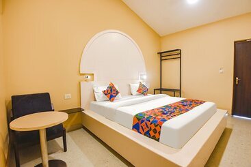 בית מלון כפרי Fabescape Kautilyaa Resort With Swimming Pool