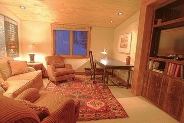 هتل Adams Ranch