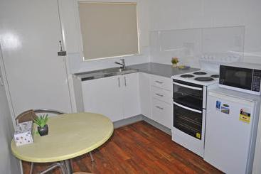 هتل Colonial Court Holiday Apartments