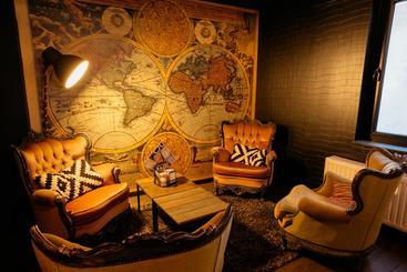 هتل The Cube Hostel