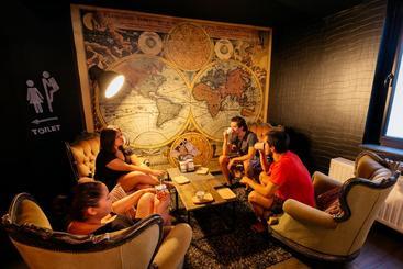 هتل The Cube Hostel