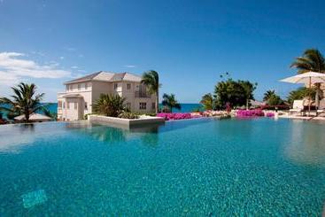 هتل The Cove Suites At Blue Waters Resort And Spa