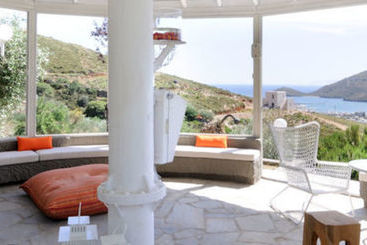 Kymothoi Rooms & Pool Bar