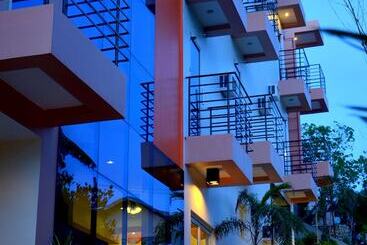 בית מלון כפרי The Orient Beach Boracay