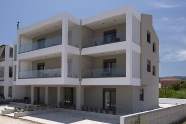 هتل آپارتمان Achillion Suites