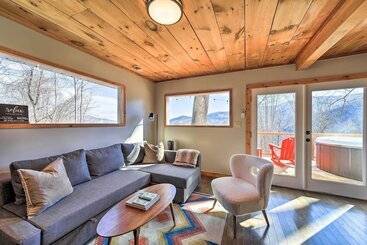 Blue Sky Cottage:  Romantic Retreat W/ Mtn Views!