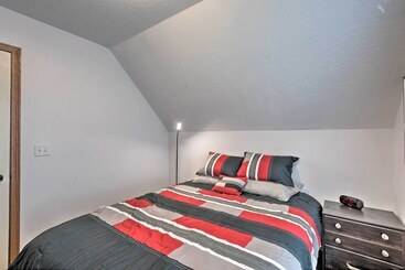 کلبه Cozy Cedar Rapids Pad   2 Blocks To Mercy Care!