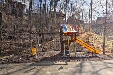 קוטג'' Sevierville Cabin W/ Lake Access & Private Hot Tub