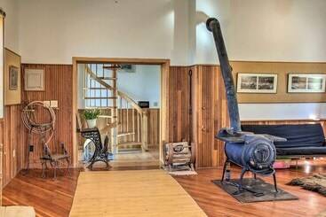 بيت ريفى Converted Historic Schoolhouse W/ Hot Tub & Views!