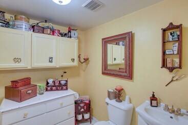 کلبه Historic Home W/ Sunroom   5 Mi To Lambeau Field!