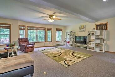 コテージ Home W/ Hot Tub, Fire Pit, Koi Pond: Walk To Lake!
