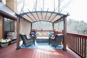 コテージ Secluded Cabin W/ Deck, Hot Tub & Lake Access!