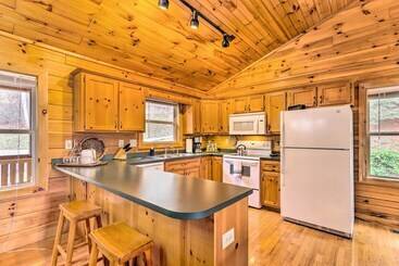 コテージ Peaceful Smoky Mountain Cabin W/ Deck & Fire Pit!