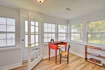 茅舍 Romantic Waterfront Abode With Patio & Dock!
