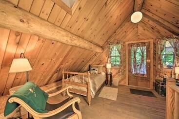 コテージ Expansive Moyie Riverfront Cabin   Pets Welcome!