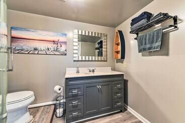 コテージ Lake Norman Cabin: Private Dock & Hot Tub!