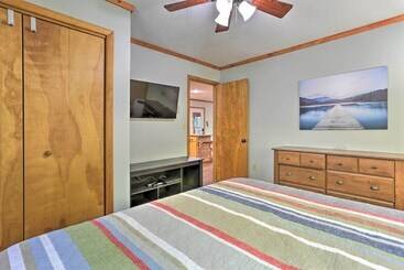 コテージ Lakefront Home W/ Game Room, Decks, Dock & Kayaks!
