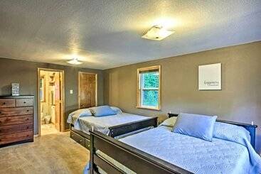 茅舍 Boat Dock, Game Room: Lakefront Sunrise Beach Home