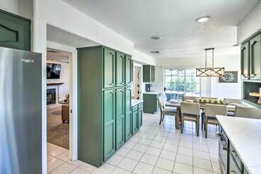 بيت ريفى Luxe Home W/ Detached Casita & Furnished Patio!