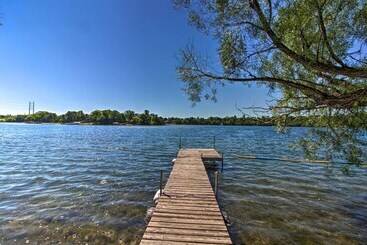 קוטג'' Dock, Hot Tub & Game Room: Luxe Lake Latoka Home