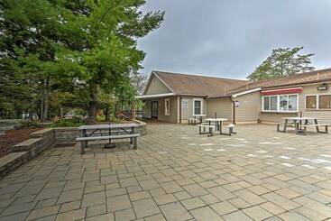 コテージ Deck & Community Perks: Cabin In Tobyhanna!