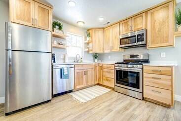 کلبه Mountain View Cedar City Home W/ Large Yard!
