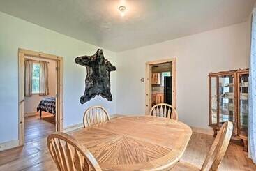 بيت ريفى Remodeled Cecil Farmhouse, Near Shawano Lake!