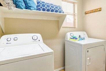 بيت ريفى Spacious Avondale Home W/ Pool   Near Golf!