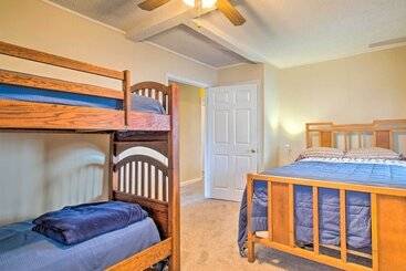 コテージ Sunny Oak Island Retreat   3 Blocks To Beach!