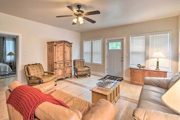 茅舍 Walkable Lake Elkhart Apt: Dine, Shop, Swim!