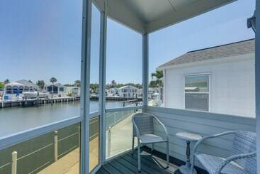 Сельский дом Waterside Jensen Beach Home W/ Marina Access!