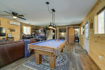 コテージ Cozy Tennessee Cabin W/ Hot Tub & Pool Table!