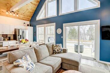 بيت ريفى Maine Retreat W/ Balcony: 5 Mi To Lakes