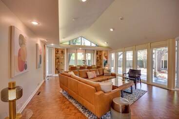 کلبه Mid Century Modern Home W/ Fire Pit & Gas Grill!